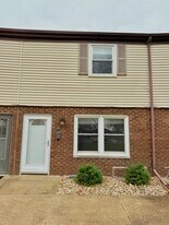 1936 Canterbury Dr, Unit 2C in Washington, IL - Building Photo