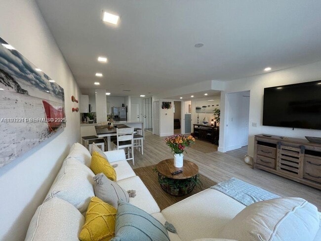 3944 NE 167th St, Unit 107 in North Miami Beach, FL - Building Photo - Building Photo