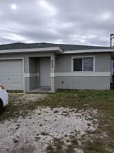 854 Motel St E in Lehigh Acres, FL - Foto de edificio - Building Photo