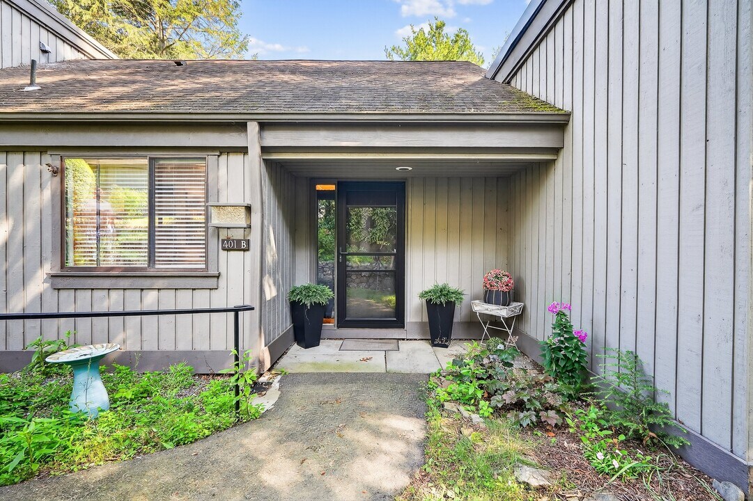 401 Heritage Vlg in Southbury, CT - Building Photo