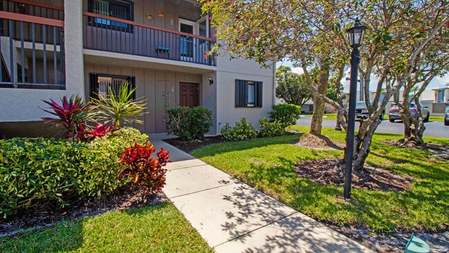 1600 NE Dixie Hwy in Jensen Beach, FL - Foto de edificio - Building Photo