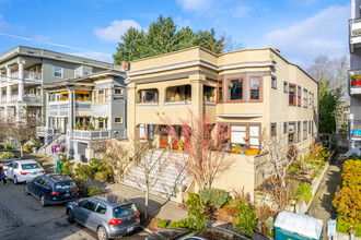 Valencia Condominiums in Portland, OR - Building Photo - Primary Photo