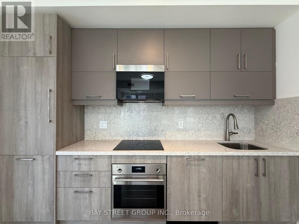 38 Simcoe Promenade in Markham, ON - Building Photo