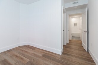 143 E Cottage St, Unit 1 in Boston, MA - Foto de edificio - Building Photo