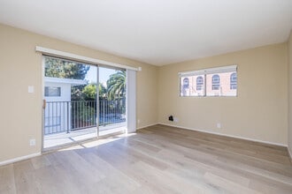 345 MacArthur in Oakland, CA - Foto de edificio - Building Photo