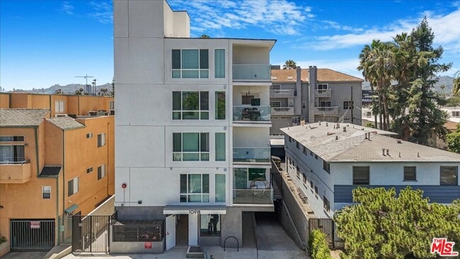 10918 Camarillo St in Los Angeles, CA - Building Photo - Building Photo