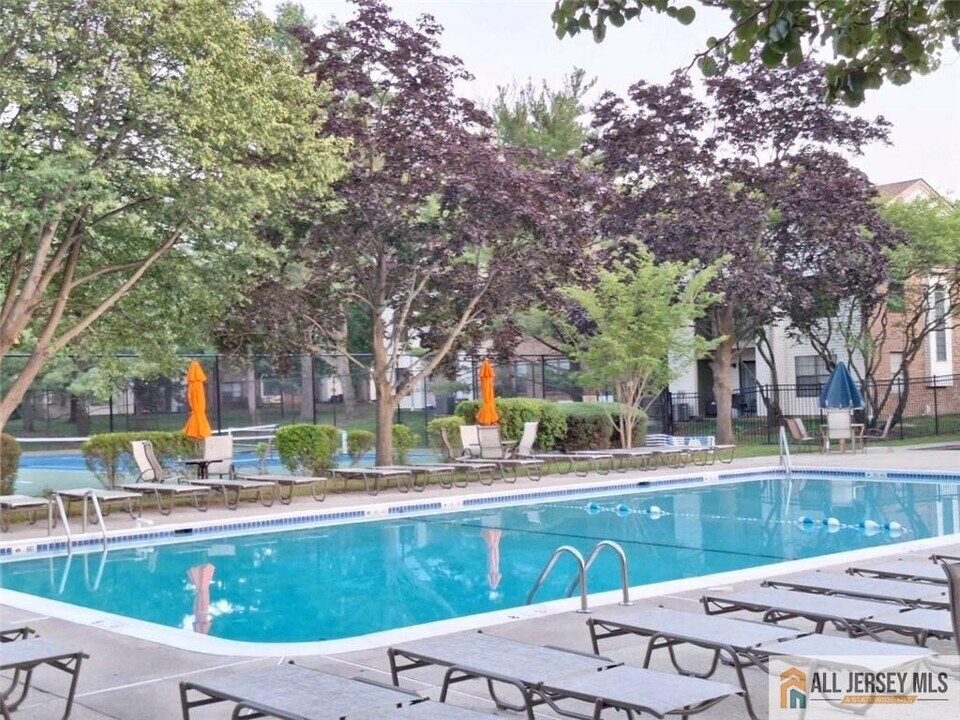 511 Sunshine Ct in Sayreville, NJ - Building Photo