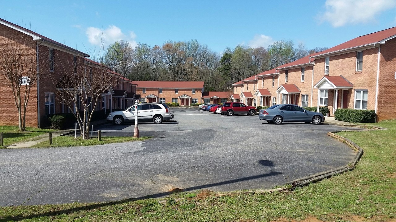 Robinson Street Apartments in Lowell, NC - Foto de edificio