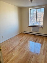 132-30 Pople Ave, Unit 6 in Queens, NY - Foto de edificio - Building Photo