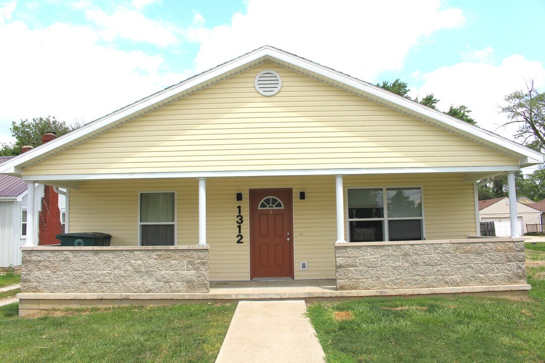 1312 W Bethel Ave in Muncie, IN - Building Photo