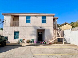 2704 San Agustin Ave in Laredo, TX - Building Photo
