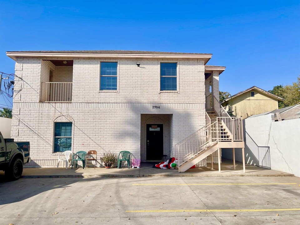 2704 San Agustin Ave in Laredo, TX - Building Photo