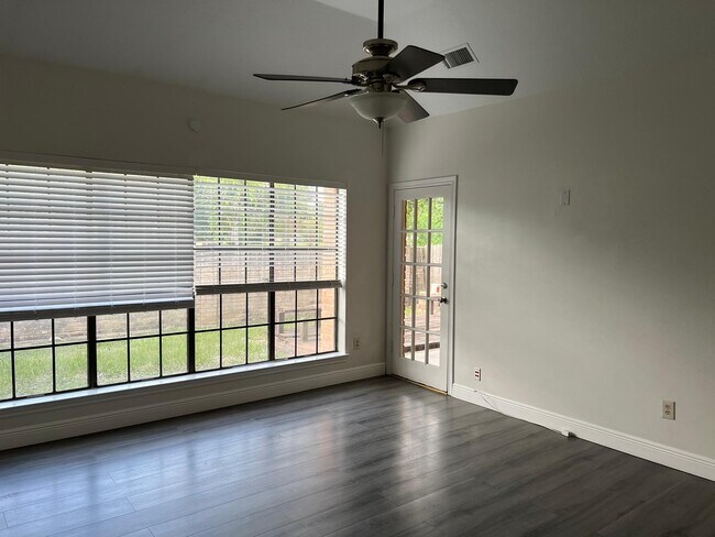 6990 Oakwood Park in Houston, TX - Building Photo - Building Photo