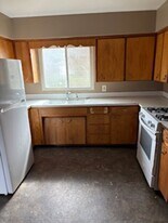 225 Miriam Dr in Waterloo, IA - Building Photo