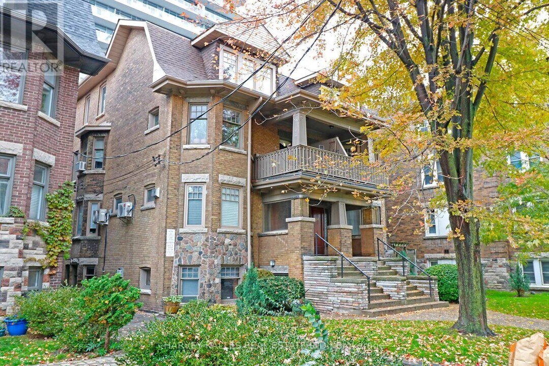 152 Hilton Ave in Toronto, ON - Building Photo