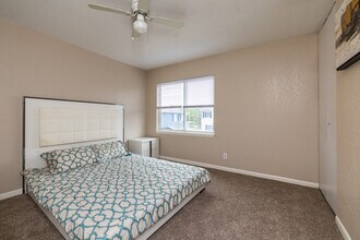 Paradise Plaza Apartments in Topeka, KS - Foto de edificio - Interior Photo