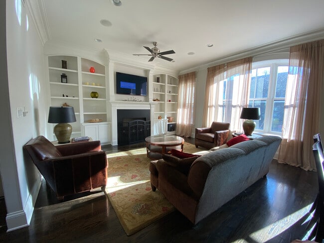 property at 2138 W Roscoe St