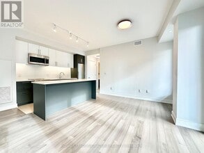 2525 Bathurst St in Toronto, ON - Building Photo - Building Photo
