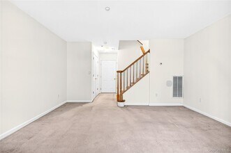 17 Harbor Pointe Dr in Haverstraw, NY - Building Photo - Building Photo