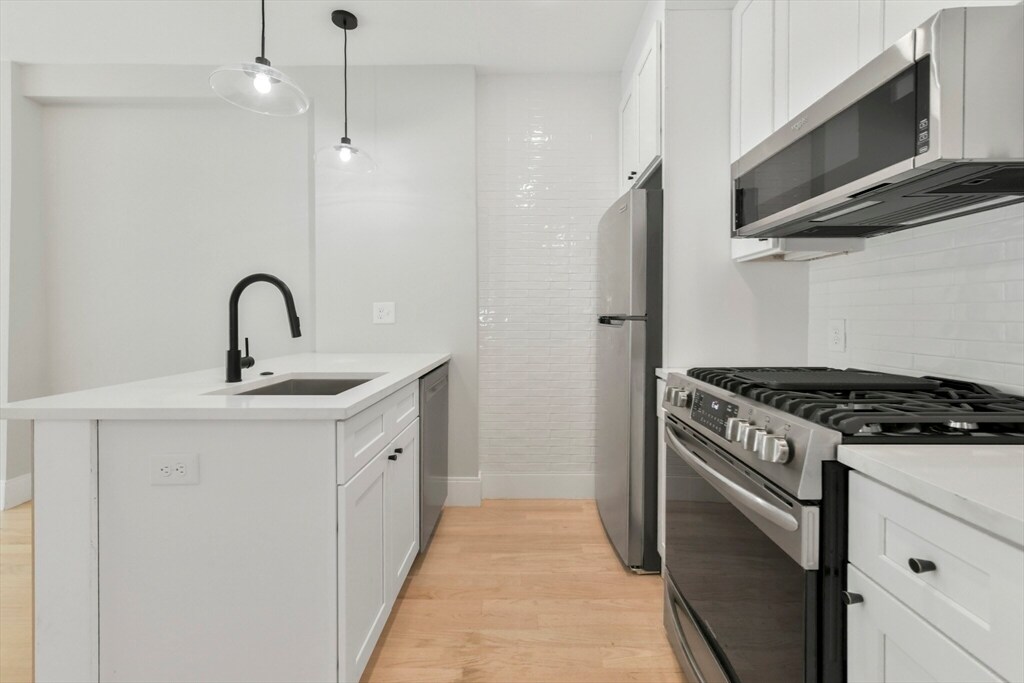 177 Chelsea St, Unit 2 in Boston, MA - Foto de edificio