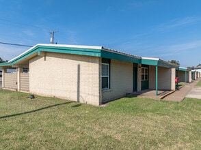 Lake Air Green Apartments in Waco, TX - Building Photo - Building Photo