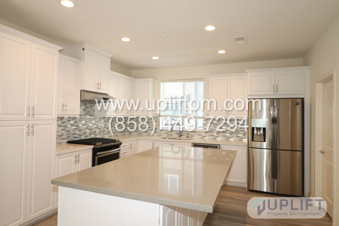 2540 S Escondido Blvd in Escondido, CA - Building Photo