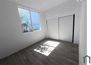 10501 Wilmington Ave, Unit 4 in Los Angeles, CA - Foto de edificio - Building Photo