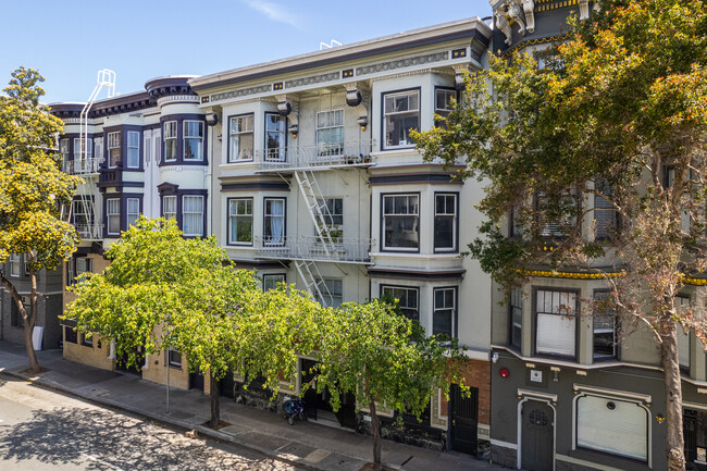 one bedroom top floor apartment in San Francisco, CA - Building Photo - Building Photo