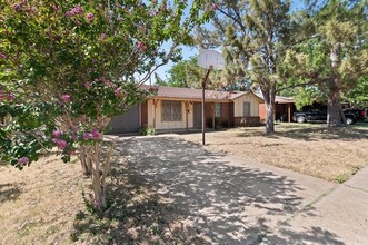 1424 Phillips St in Cleburne, TX - Building Photo - Building Photo