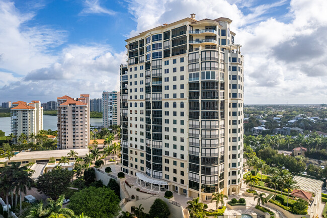 The Seasons at Naples Cay in Naples, FL - Foto de edificio - Building Photo