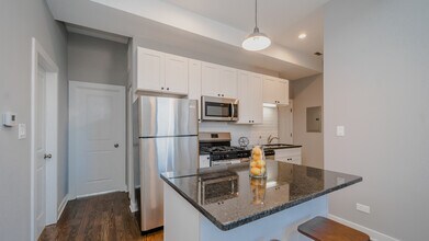 2400 S Troy St in Chicago, IL - Building Photo - Building Photo