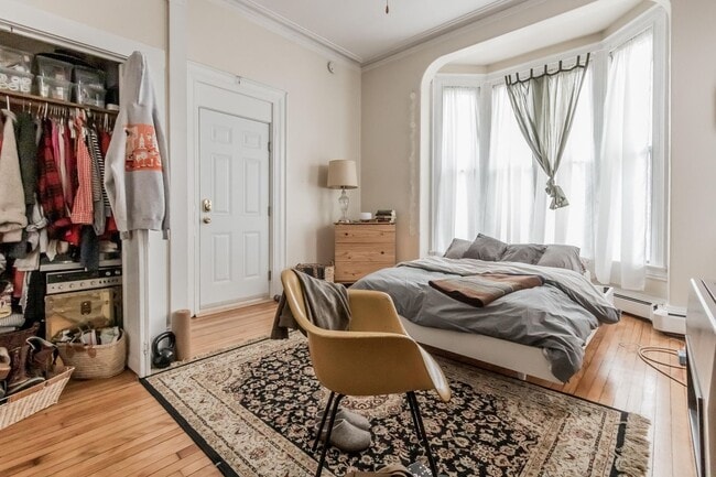 760 Congress St, Unit 1 in Portland, ME - Foto de edificio - Building Photo