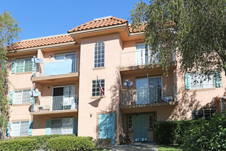 Peppertree Court Apartments in Simi Valley, CA - Building Photo - Building Photo