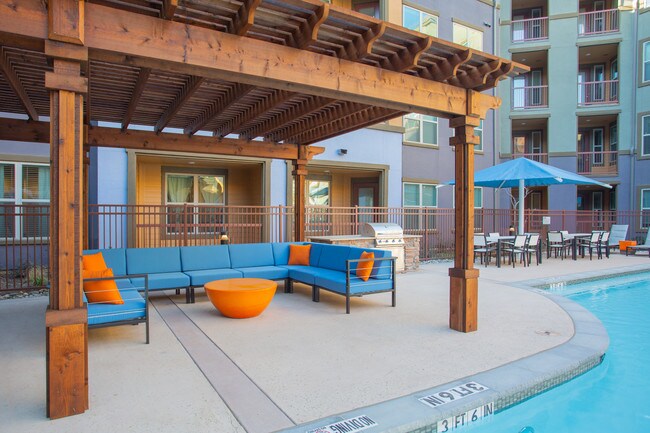 Dominion at Mercer Crossing in Farmers Branch, TX - Foto de edificio - Building Photo