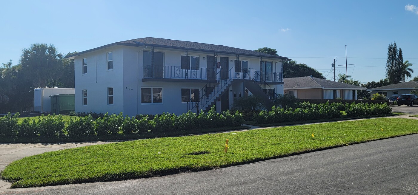 506 W Jasmine Dr in Lake Park, FL - Building Photo