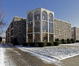 Imperial House in Kenosha, WI - Building Photo - Building Photo