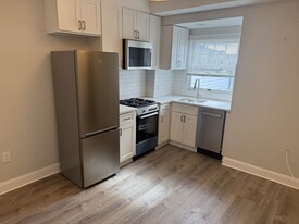 351 E 8th St, Unit 3 Apartamentos