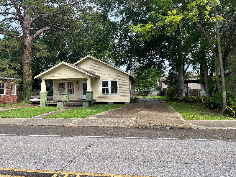 131B Center St in New Iberia, LA - Building Photo