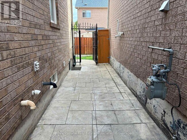 114 Sail Crescent in Vaughan, ON - Building Photo - Building Photo