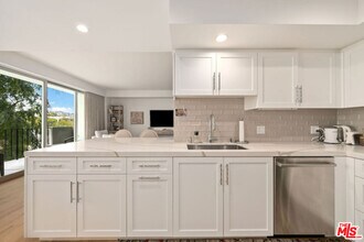 818 N Doheny Dr in West Hollywood, CA - Foto de edificio - Building Photo