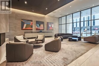 2221 Yonge St in Toronto, ON - Building Photo - Building Photo