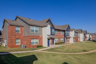 Pointe at North Penn in Edmond, OK - Building Photo - Building Photo