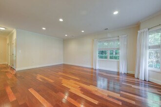 115 Pond View Dr in Port Washington, NY - Building Photo - Building Photo