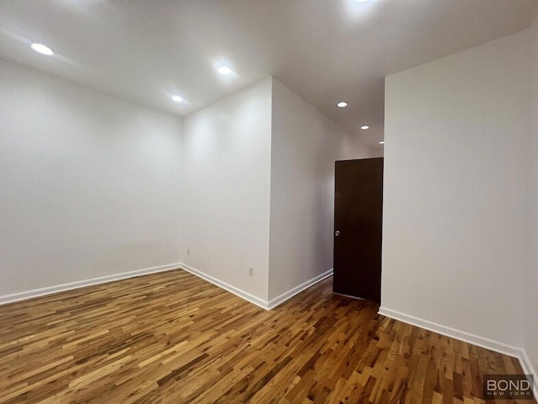 69 Scholes St, Unit 1 L in Brooklyn, NY - Building Photo