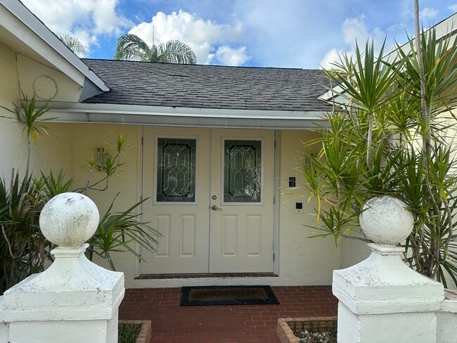 1485 Woodcrest Rd N in West Palm Beach, FL - Building Photo - Building Photo