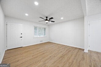 1517 Colony East Cir in Stone Mountain, GA - Foto de edificio - Building Photo