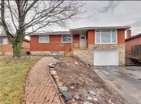 221 Maplegrove Av in Bradford, ON - Building Photo