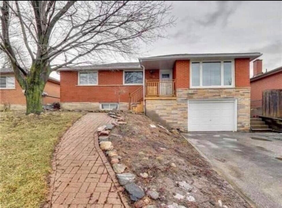 221 Maplegrove Av in Bradford, ON - Building Photo