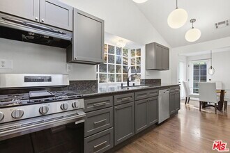 9820 Yoakum Dr in Beverly Hills, CA - Foto de edificio - Building Photo