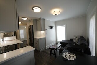 27 Rock St, Unit A in Portsmouth, NH - Building Photo - Building Photo